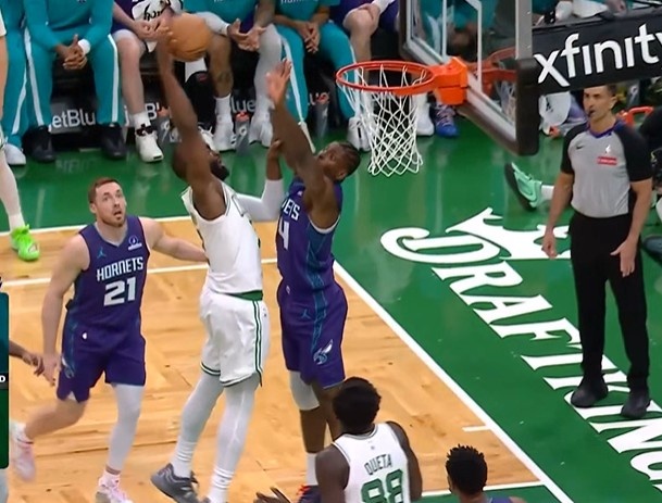 开云应用-终于泄泄愤！杰伦·布朗突破蓄力起飞 单臂暴力隔扣迪亚巴特！