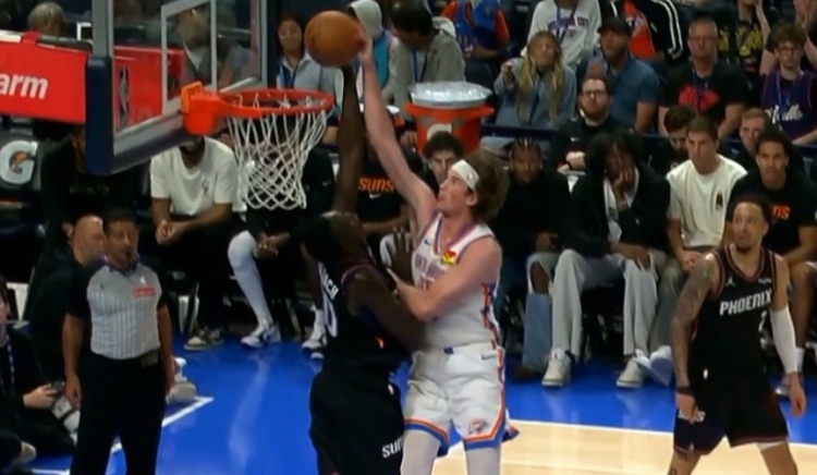 开云平台-好兄弟真不赖！托皮奇击地助飞卡尔森 马卢阿奇镇守篮下长臂血帽